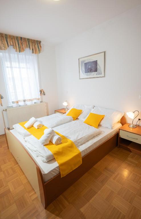 Apartments and Rooms in Kozjanski Park — pogled na apartma